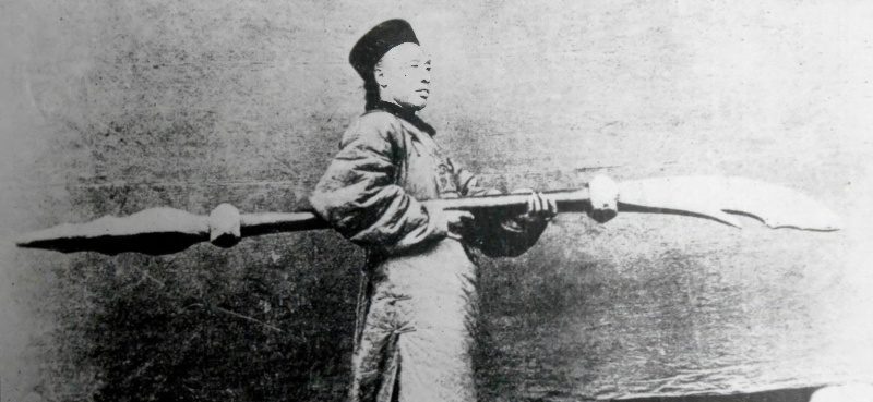 Qing dynasty soldier holding a wukedao